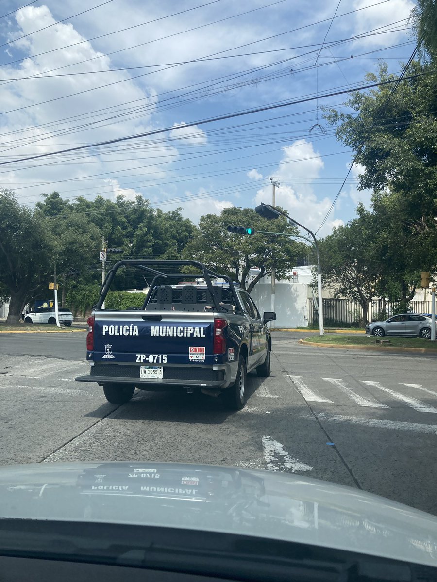 Esta patrulla se cambia de carril sin importarle nada. Se le cerro a mi Mamá en Sebastián Bach y Clouthier y ni pío dijo. Le caerán bien unas clases de vialidad para que aprenda a espejear y poner la direccional. <a href="/Trafico_ZMG/">TráficoZMGuadalajara</a> <a href="/GuadalajaraGob/">Gobierno de Guadalajara</a> <a href="/ZapopanGob/">Gobierno de Zapopan</a>