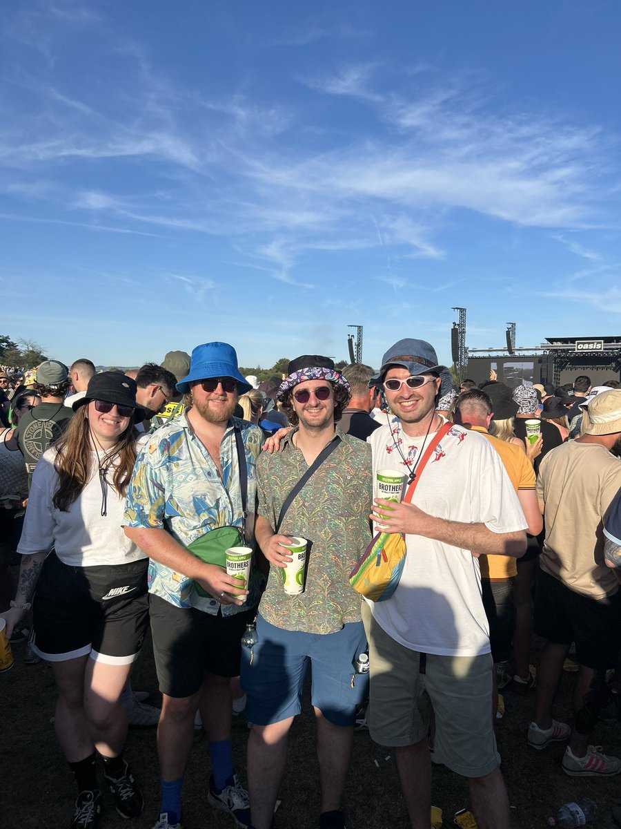 rachelrazza's tweet photo. She’s so happy she got to see them together https://t.co/32r3Ro5pbk