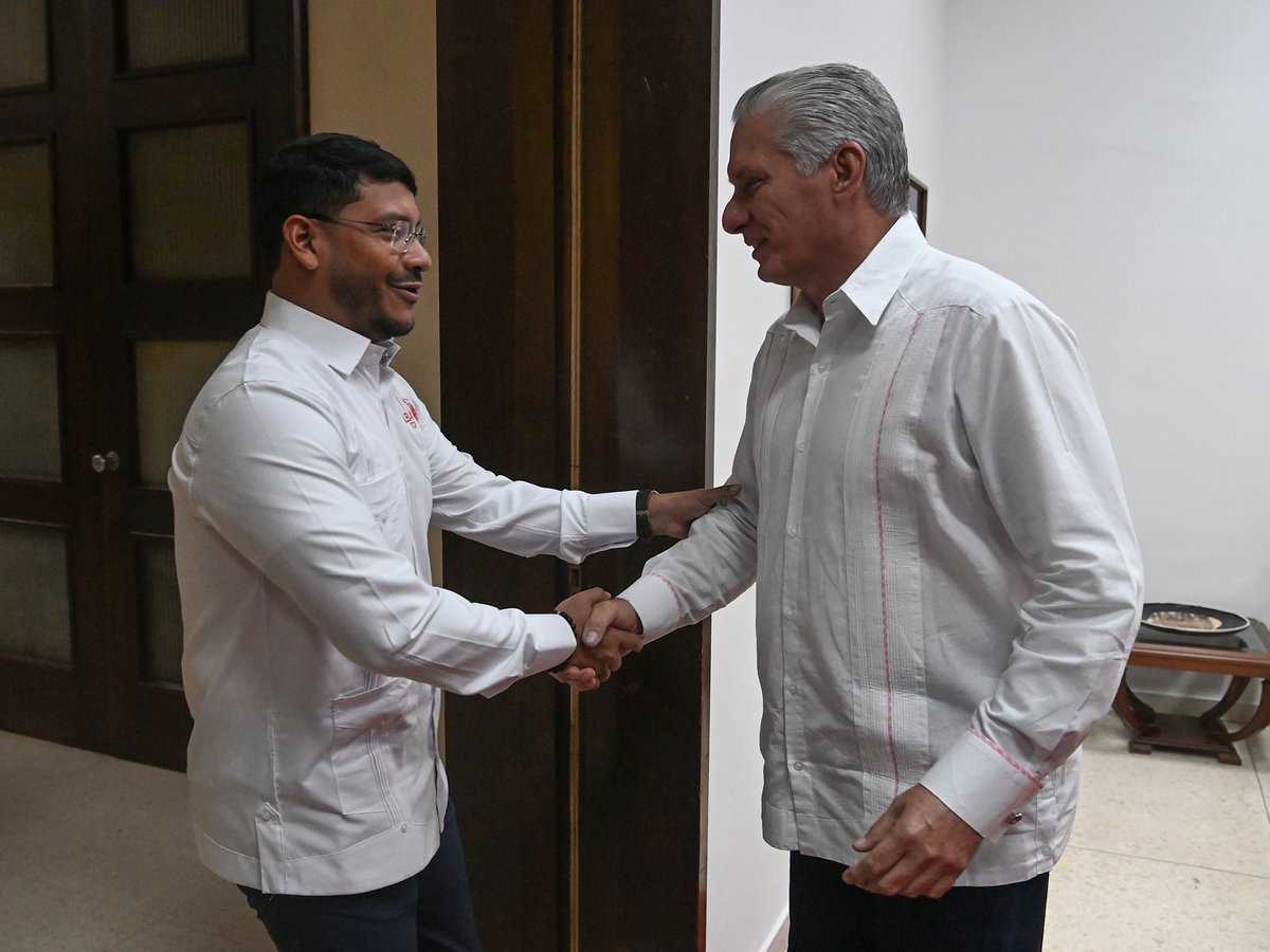 🇨🇺| El Presidente de la República de #Cuba, <a href="/DiazCanelB/">Miguel Díaz-Canel Bermúdez</a>, sostuvo un amistoso encuentro en la tarde de este martes con el secretario ejecutivo de <a href="/ALBATCP/">ALBA</a>,  Rander Peña Ramírez.

🧵