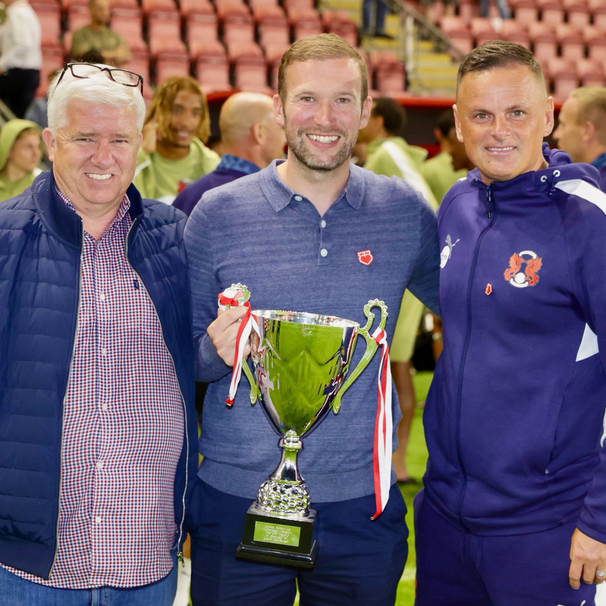 leytonorientfc's tweet image. Always a special evening, remembering a very special man ❤️
#LOFC #OneOrient | @JE3Foundation