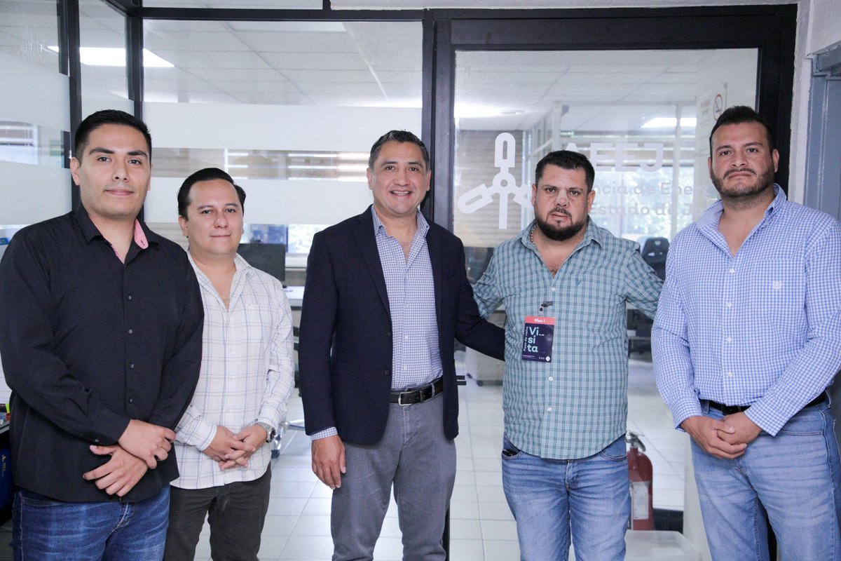 SEDESJALISCO's tweet image. Hoy en la Sedes, recibimos al Pdte. de Ixtlahuacán del Río, Leoncio Guzmán, para presentarle los avances en ahorro energético. 💡🌿
Jalisco avanza en su transición energética, municipio por municipio. ✅
#JaliscoSustentable #EnergíaQueTransforma #TransiciónEnergética