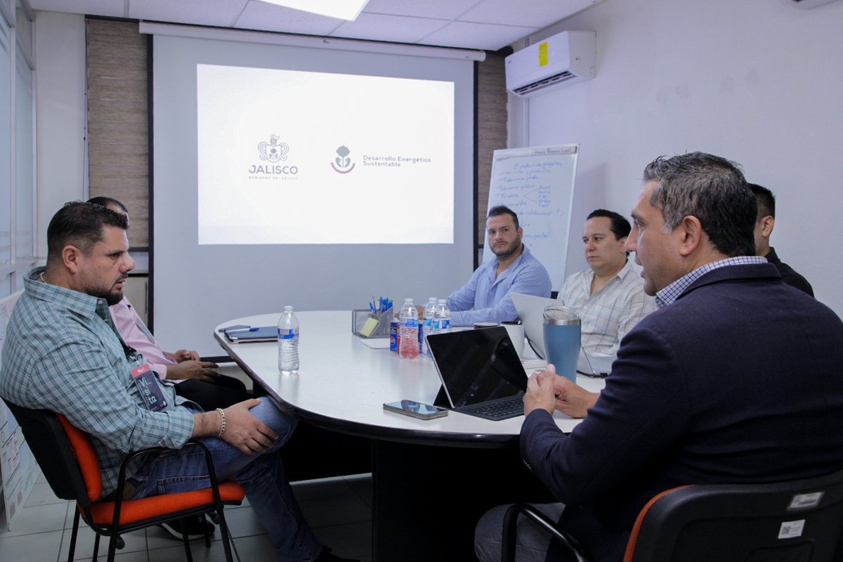 SEDESJALISCO's tweet image. Hoy en la Sedes, recibimos al Pdte. de Ixtlahuacán del Río, Leoncio Guzmán, para presentarle los avances en ahorro energético. 💡🌿
Jalisco avanza en su transición energética, municipio por municipio. ✅
#JaliscoSustentable #EnergíaQueTransforma #TransiciónEnergética