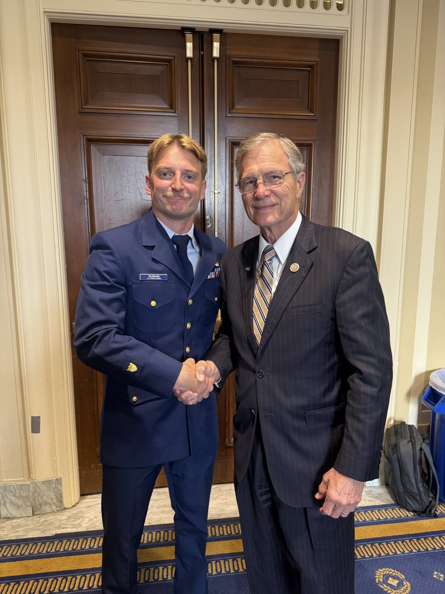 RepBrianBabin's tweet image. Petty Officer Scott Ruskan didn’t run from the storm—he ran into it.
He saved 165+ lives along the Guadalupe River after the floods.
Meeting him today was a reminder of the quiet bravery that keeps this country strong. Texas salutes you, a true American hero.