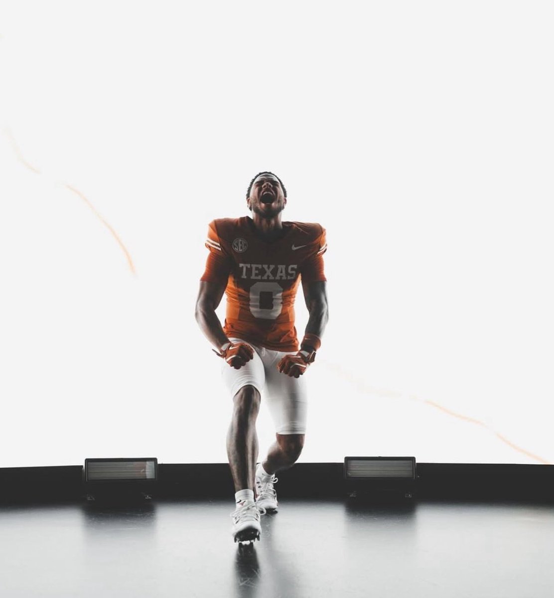 ontexasfootball's tweet image. Texas WR Deandre Moore ahead of the season 🤘
📸 via mooreofdmo IG