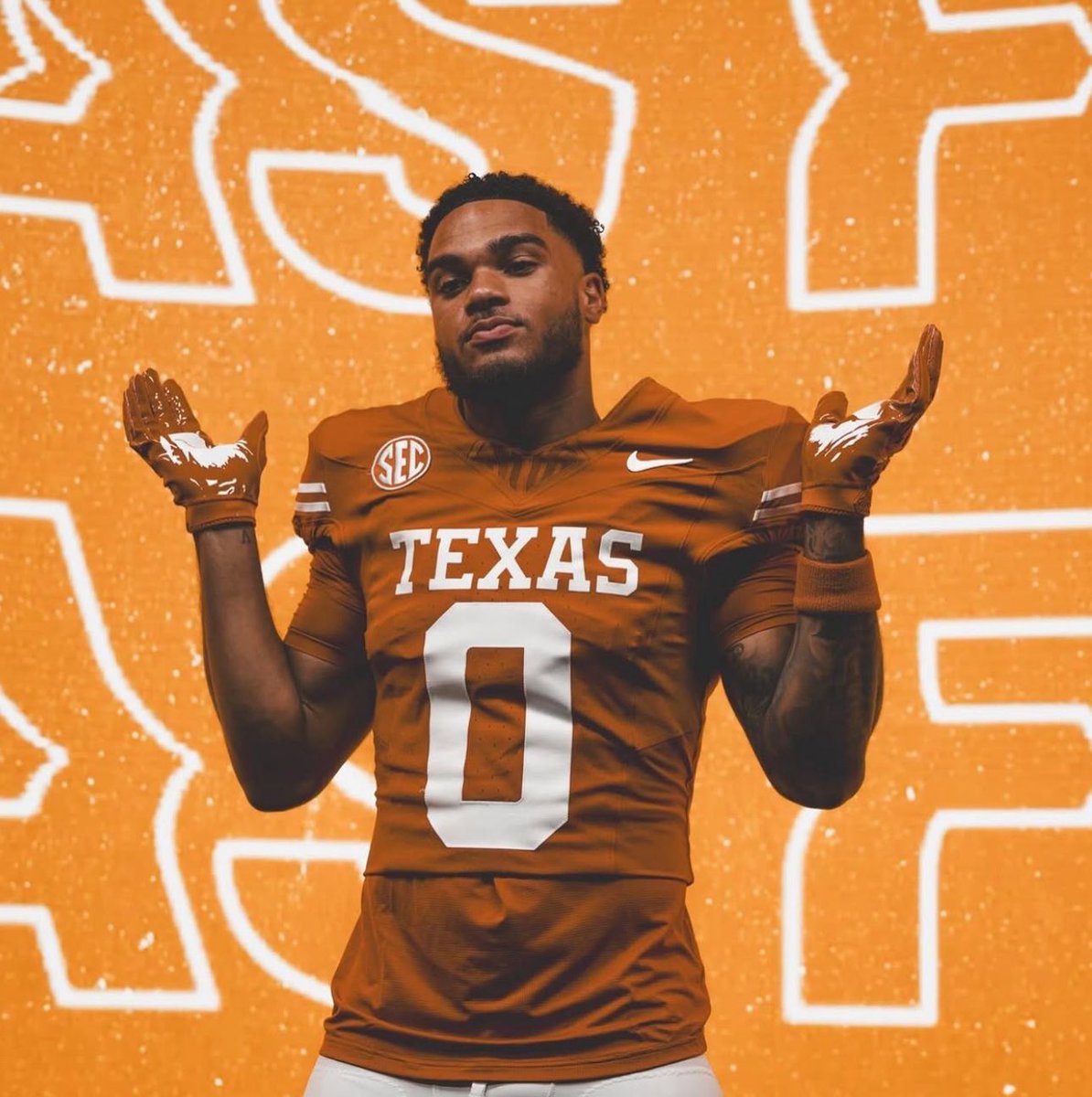 ontexasfootball's tweet image. Texas WR Deandre Moore ahead of the season 🤘
📸 via mooreofdmo IG