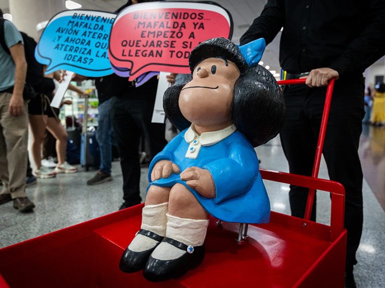 MAFALDA YA ES GUAYAQUILEÑA

Guayaquil se suma al grupo de ciudades del mundo que tienen una escultura oficial de Mafalda. Recorrerá el Malecón y otros espacios llenos de historia.

A partir del 25 de julio, se quedará para siempre en la esquina de Escobedo y 9 de Octubre, lista
