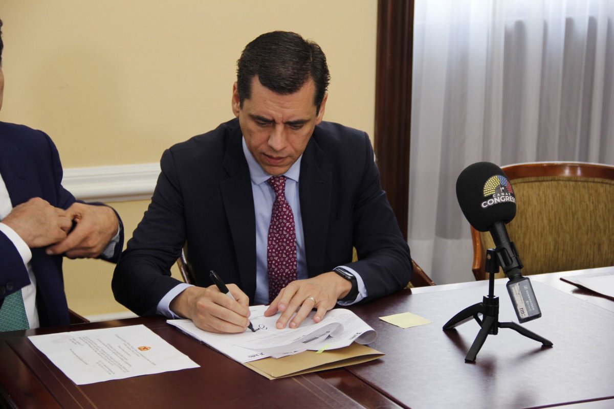 Julio Alberto Elias Vidal (@julioeliasvidal) on Twitter photo 📢 Hoy radicamos ante la Secretaría del <a href="/SenadoGovCo/">Senado de la República 🇨🇴</a> un Proyecto de Acto Legislativo que busca fortalecer el control político en Colombia.
Proponemos modificar el artículo 135 de la Constitución para que los directores de Unidades Administrativas Especiales con personería 📢 Hoy radicamos ante la Secretaría del <a href="/SenadoGovCo/">Senado de la República 🇨🇴</a> un Proyecto de Acto Legislativo que busca fortalecer el control político en Colombia.
Proponemos modificar el artículo 135 de la Constitución para que los directores de Unidades Administrativas Especiales con personería