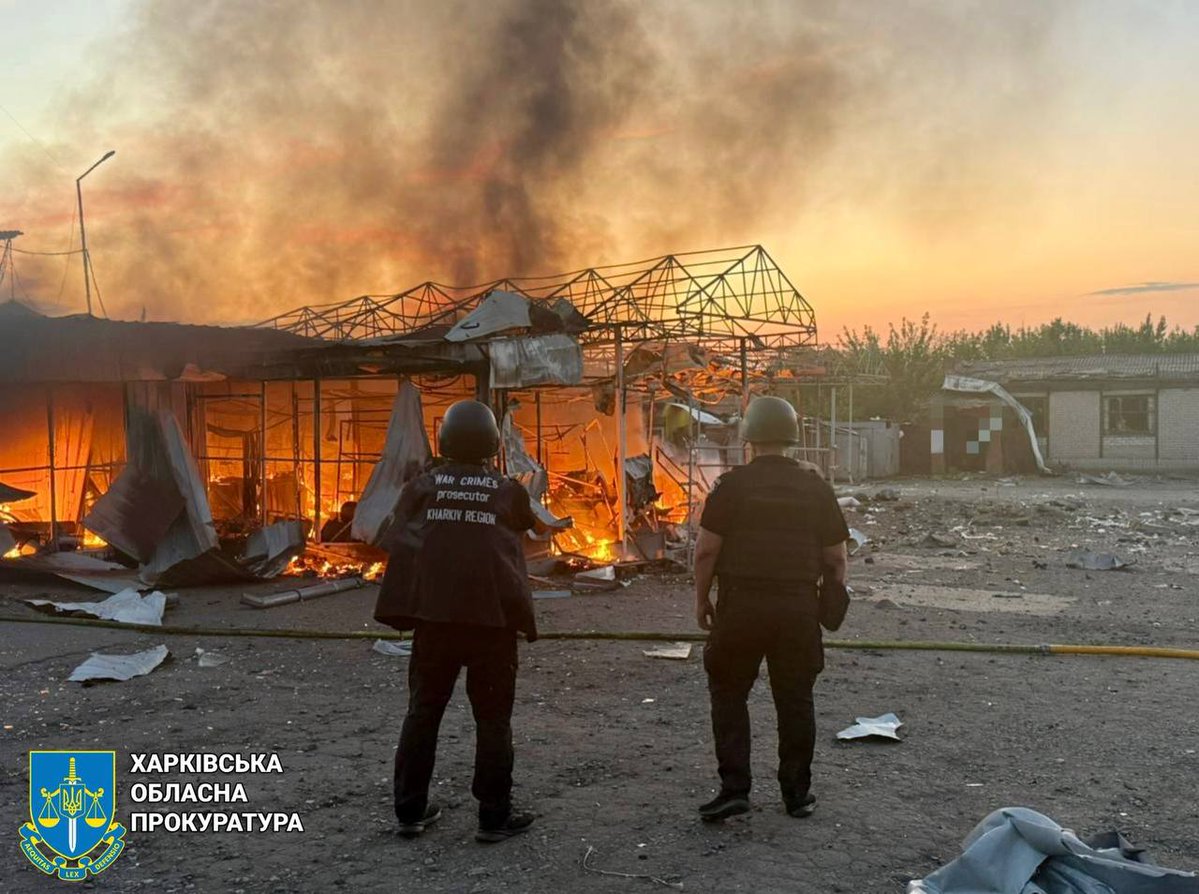 Farleymarley16's tweet image. The russian🇷🇺army sent a Geran 2 attack drone into the village market place of Velykyi Burluk in the Kupyansk district at 7.40pm this evening. A 65 yr old woman was injured. The fire destroyed the villagers' stalls and market pavilions.