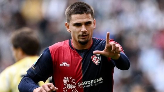 HellasFooty's tweet image. Romanian midfielder Răzvan Marin has reportedly agreed to sign a 3-year contract with AEK Athens! With Cagliari and Énosi agreeing on a 1-million euro transfer fee. ✅️✍️🇷🇴
A good signing for AEK? 🤔
Let us know below! 🗣