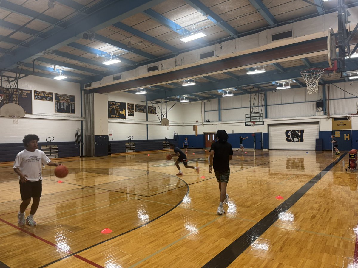 SweetHomeHoops's tweet photo. Shooting and lifting this morning. 
#selfimprovement
@SHCSDAthletics https://t.co/6O8Mzs9jYo