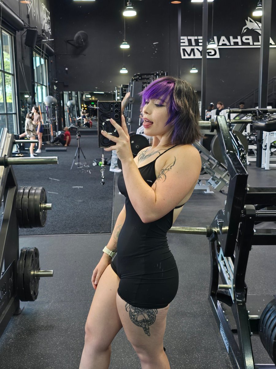Its GRIND time! We are hitting LEGS!

💜 twitch.tv/queenmanda 
💚 Kick.com/queenmanda