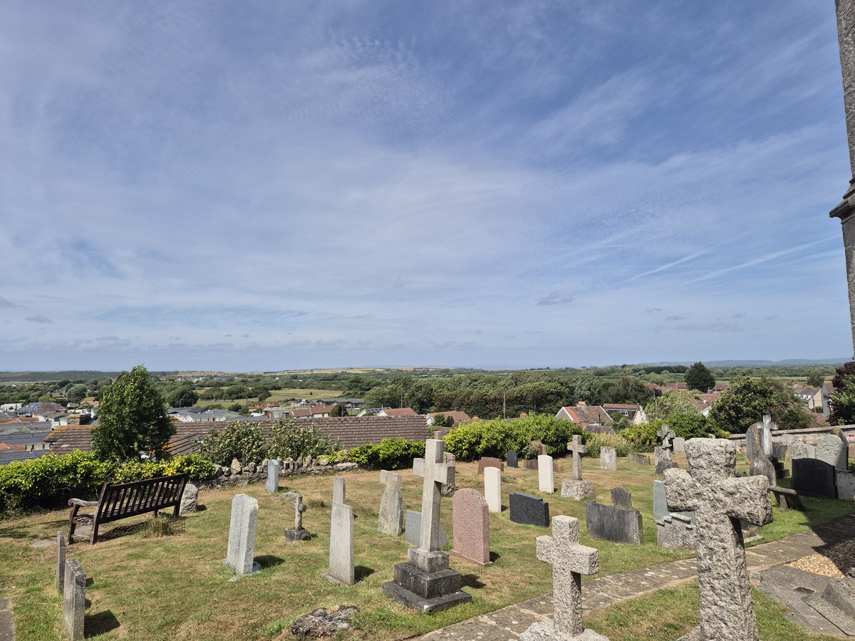TheHistoryMouse's tweet photo. #AtombWithAview
The churchyard #StPaulKewstoke #Somerset and out across the Levels. Big skies #TombTuesday https://t.co/rJF4RFC99z