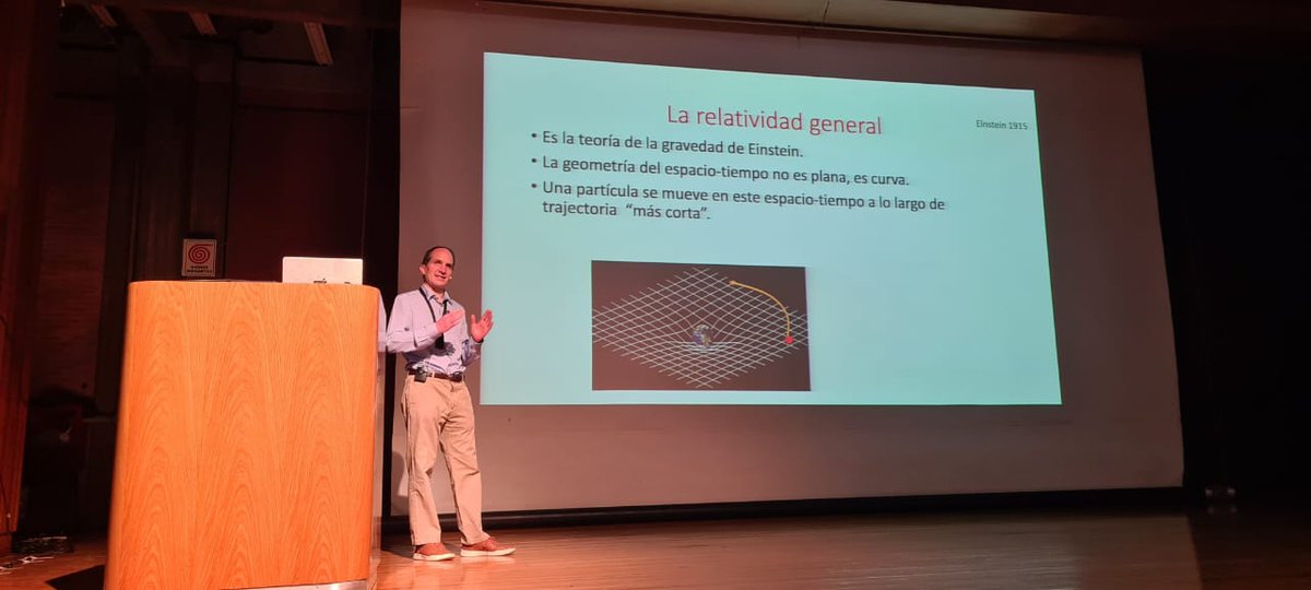 Fisica_UBA's tweet image. En este momento, el Aula Magna de @Exactas_UBA repleta de personas escuchando a Juan Martin Maldacena hablar sobre un tema que nos fascina: el significado del espacio tiempo.
#Giambiagi2025