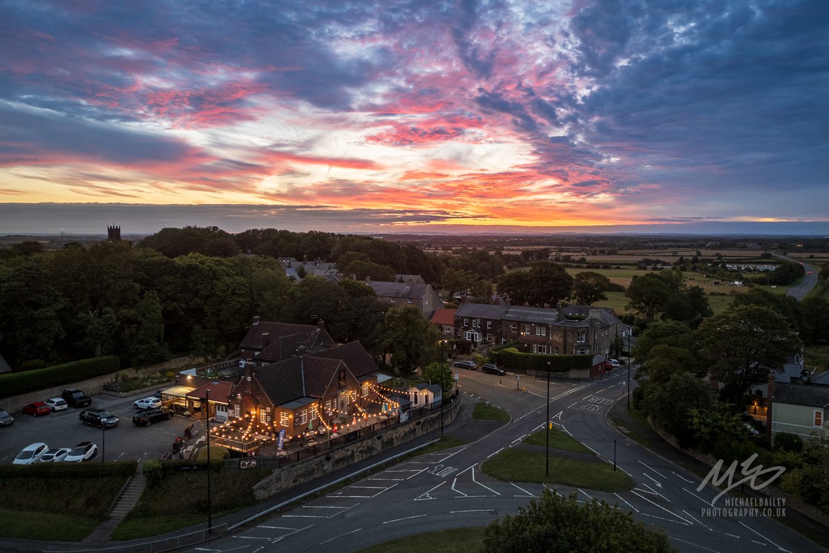 jollybeggars's tweet image. Sunset over Earsdon #NorthTyneside this evening.
