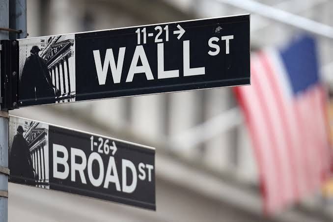 LiveFeedDaily's tweet photo. 📈 Market Brief: Wall St. reaches new highs—S&amp;P 500 +0.3%, Nasdaq +0.5%—driven by buoyant trade talks &amp; earnings ahead from tech giants. Pound strengthens near $1.344; BP names new chair; Ryanair profits double. #Markets #Economy https://t.co/X2KNQcVZTu