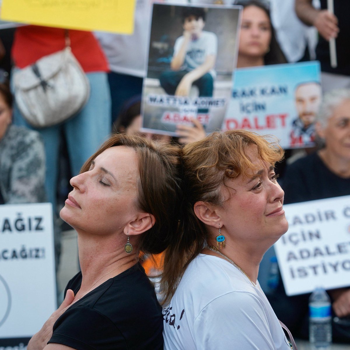postmodeern's tweet image. Yasemin Minguzzi, oturma eylemine son verdiğini açıkladı: “Ölüm tehditleri almaya devam ediyorum, çok yoruldum. Benim zaten canımdan can gitmiş.”