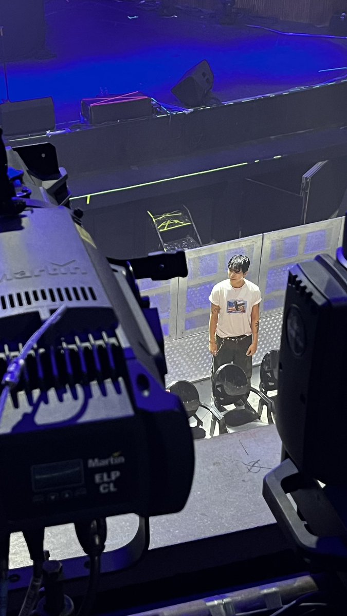 whereislinna's tweet image. Mostrei pro Colde meu cartaz pedindo ele voltar no próximo show com o 0WAVE e o Colde disse “okay I’ll try” E EU QUASE CHOREI 😭😭😭😭 VEM AI 0WAVE NO BRASIL 2026😭😭😭😭