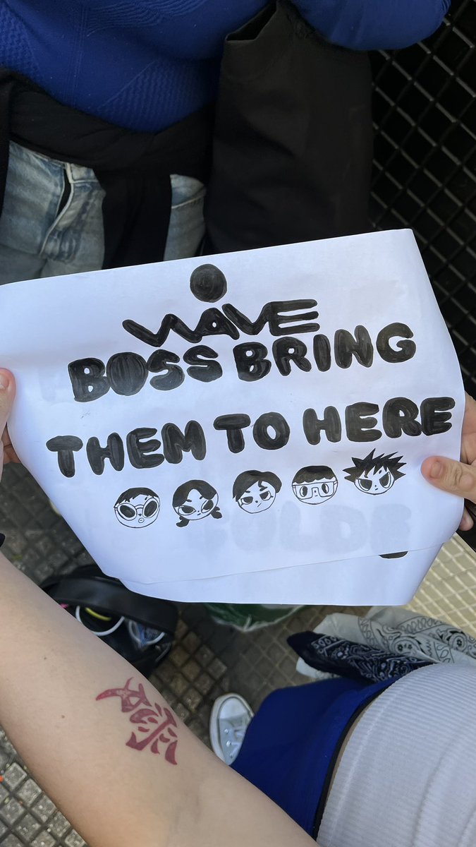 whereislinna's tweet image. Mostrei pro Colde meu cartaz pedindo ele voltar no próximo show com o 0WAVE e o Colde disse “okay I’ll try” E EU QUASE CHOREI 😭😭😭😭 VEM AI 0WAVE NO BRASIL 2026😭😭😭😭