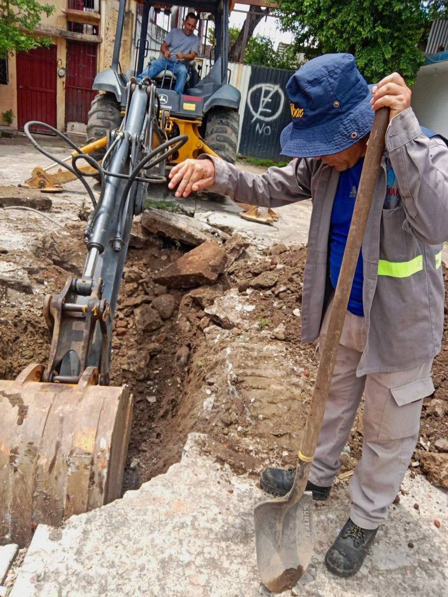 En la colonia Insurgentes el COAPATAP, realizó la reparación de 12 metros lineales de tubería de alcantarillado sanitario de cemento asbesto que se encontraba totalmente colapsada, sustituyéndola por materiales de PVC de 12 pulgadas para garantizar la salud de la población.