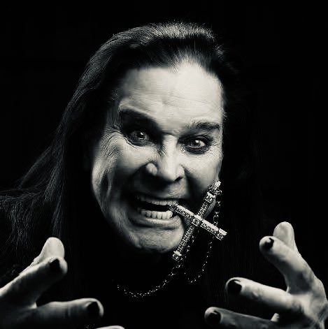 darioofficial's tweet photo. 🖤 Hoy el mundo llora ante la partida de una leyenda…🦇

#OzzyOsbourne no fue solo un ícono del heavy metal: fue el principio de todo. Su voz, su oscuridad, su locura entrañable y su energía brutal definieron una era que no ha terminado, porque Ozzy no se va, Ozzy trasciende. https://t.co/Zf06EfcOLg