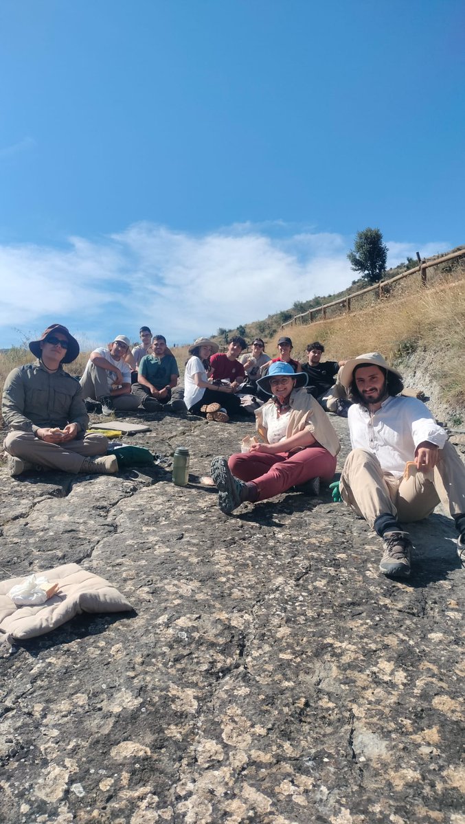 Mirad que grupo más majo tenemos este año en el campo de trabajo de limpieza de huellas de dinosaurios en Enciso, La Rioja <a href="/miresauruss/">Mire</a>  <a href="/geologicasUCM/">Facultad de Ciencias Geológicas</a> <a href="/InstitutoIER/">IER</a> <a href="/unicomplutense/">Complutense</a>  <a href="/IcnitasEnciso/">Centro Paleontológico Enciso</a> <a href="/BarrancoPerdido/">EL BARRANCO PERDIDO</a>