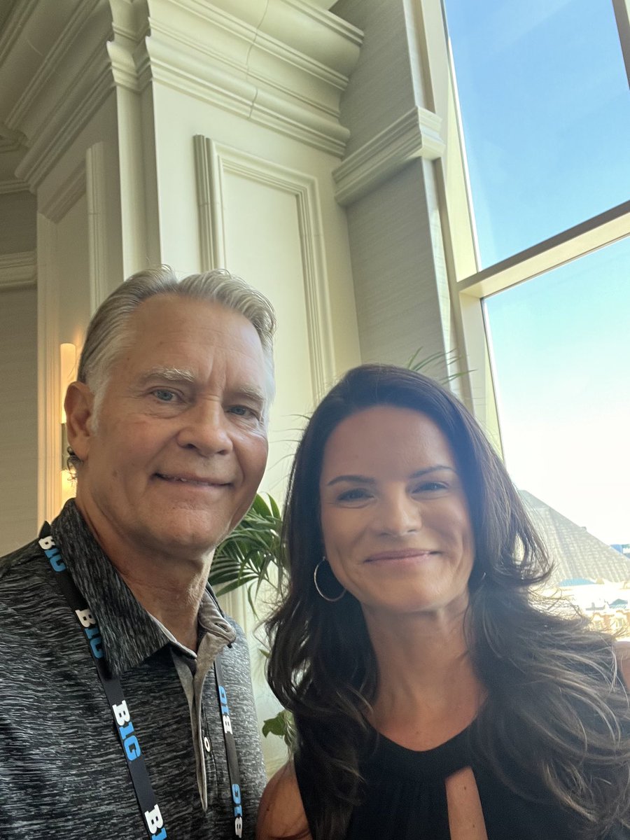 sportsxradio's tweet image. And @kenthomson87 w/ @CFBHeather @bigten #MediaDays @MandalayBay - love that Lady! #One of the #Best in @CFB - Tune in to @sportsxradio 4-6 PM PT Today for more- #KSHP #AM1400 / 107.1 FM & SportsXradio.com from #Anywhere