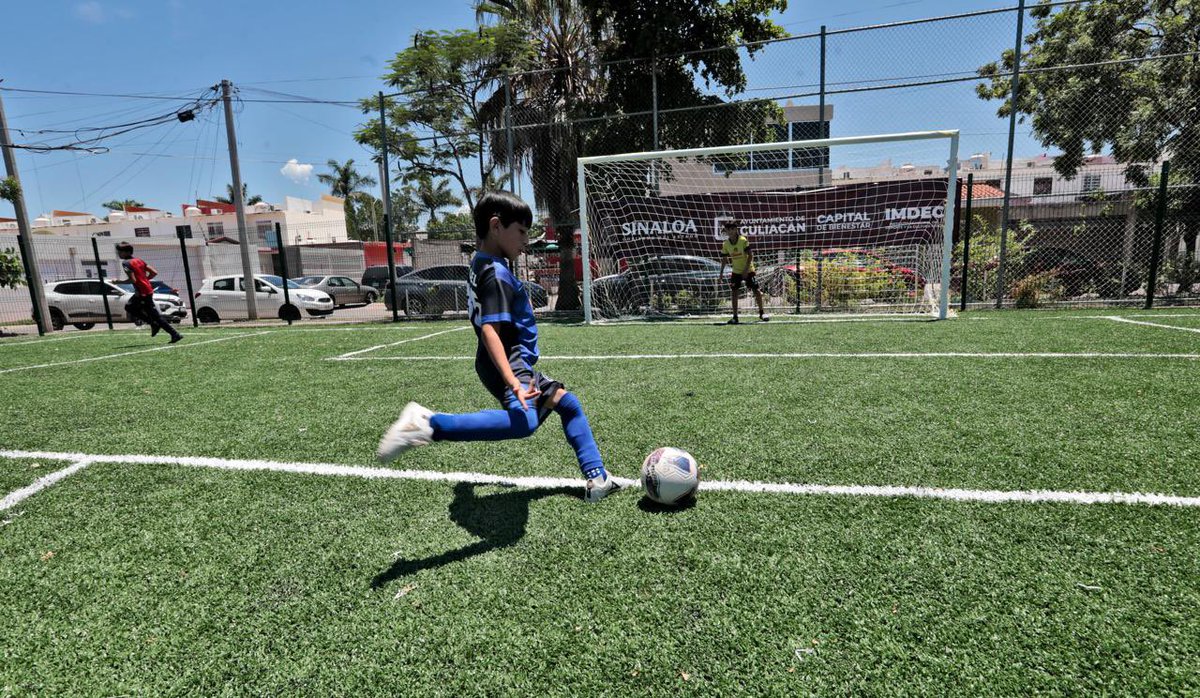 rochamoya_'s tweet image. En la colonia Villas del Real, en Culiacán, entregamos una cancha de fútbol para que niñas y niños tengan espacios dignos donde jugar, aprender y creer en sus sueños.
El deporte une, forma y transforma vidas en Sinaloa.