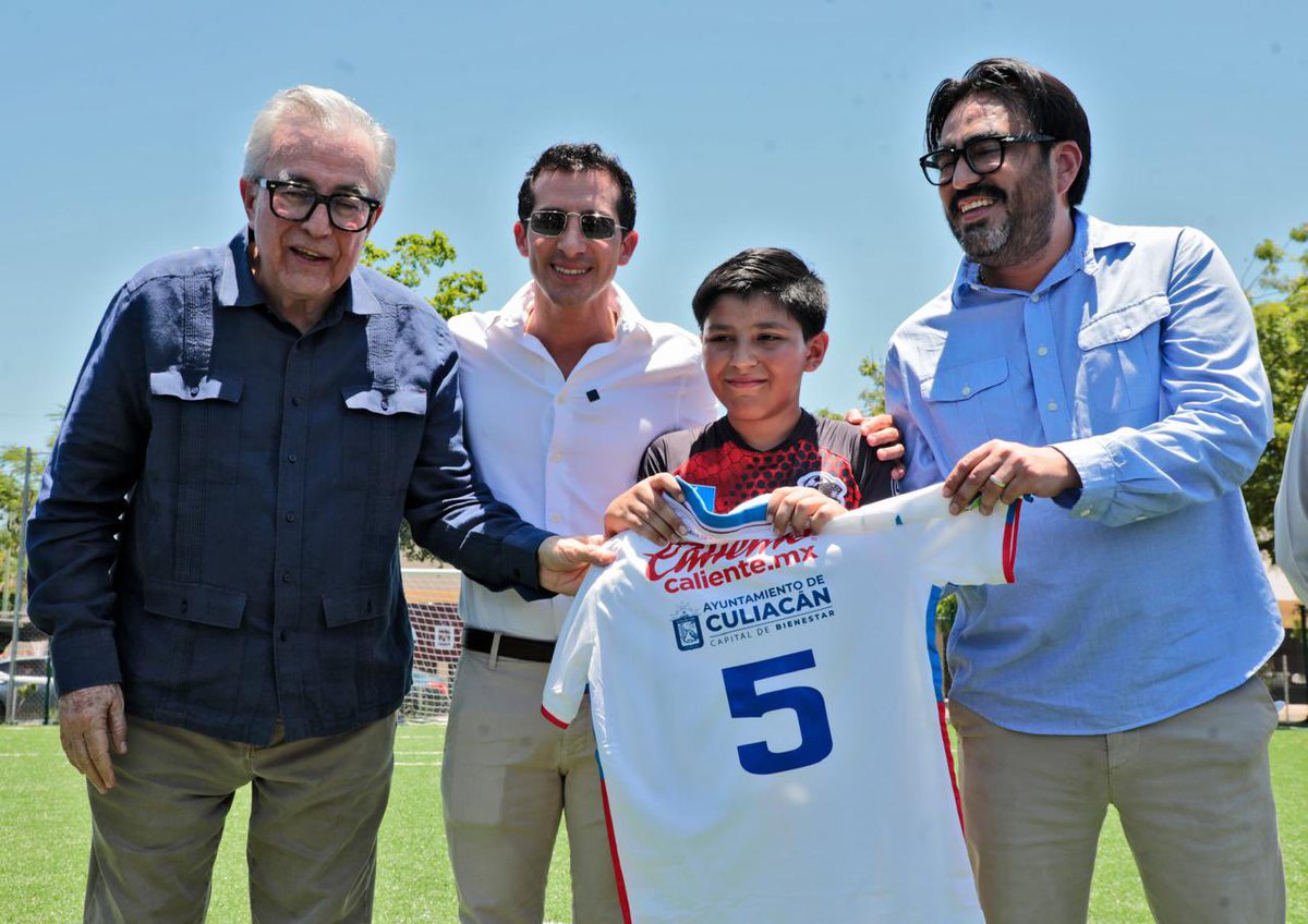 rochamoya_'s tweet image. En la colonia Villas del Real, en Culiacán, entregamos una cancha de fútbol para que niñas y niños tengan espacios dignos donde jugar, aprender y creer en sus sueños.
El deporte une, forma y transforma vidas en Sinaloa.