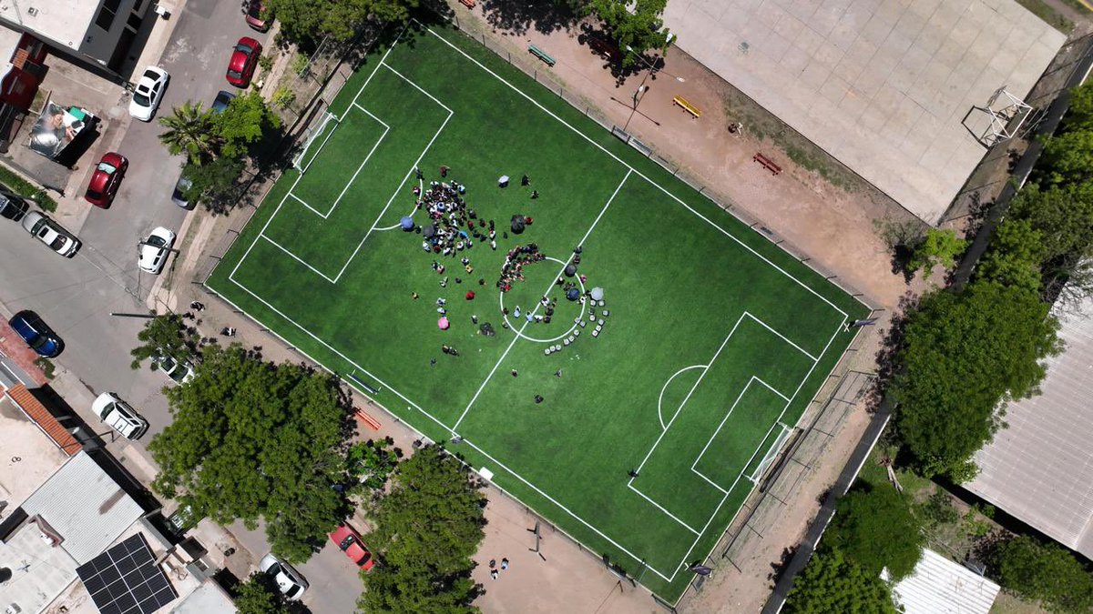 rochamoya_'s tweet image. En la colonia Villas del Real, en Culiacán, entregamos una cancha de fútbol para que niñas y niños tengan espacios dignos donde jugar, aprender y creer en sus sueños.
El deporte une, forma y transforma vidas en Sinaloa.