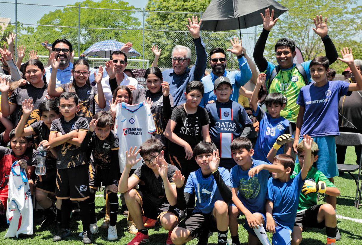 rochamoya_'s tweet image. En la colonia Villas del Real, en Culiacán, entregamos una cancha de fútbol para que niñas y niños tengan espacios dignos donde jugar, aprender y creer en sus sueños.
El deporte une, forma y transforma vidas en Sinaloa.