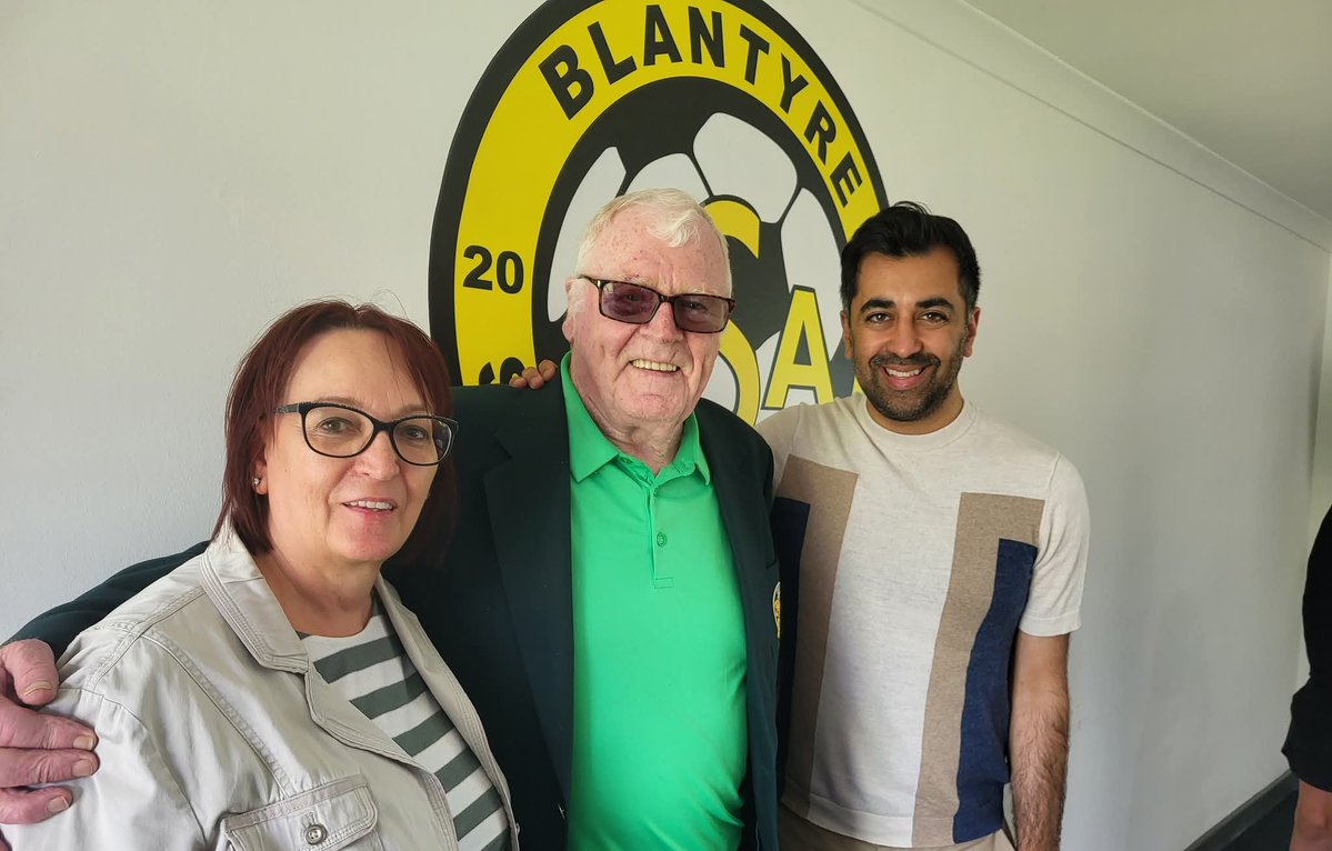 AndreaCowanSNP's tweet image. Sad to hear that Blantyre's own Lisbon Lion, John Fallon, died today. @HumzaYousaf and I were delighted to meet him at @BlantyreSoccer a year or so ago. He was an absolute gentleman. Condolences to his nearest and dearest. RIP. YNWA 💚