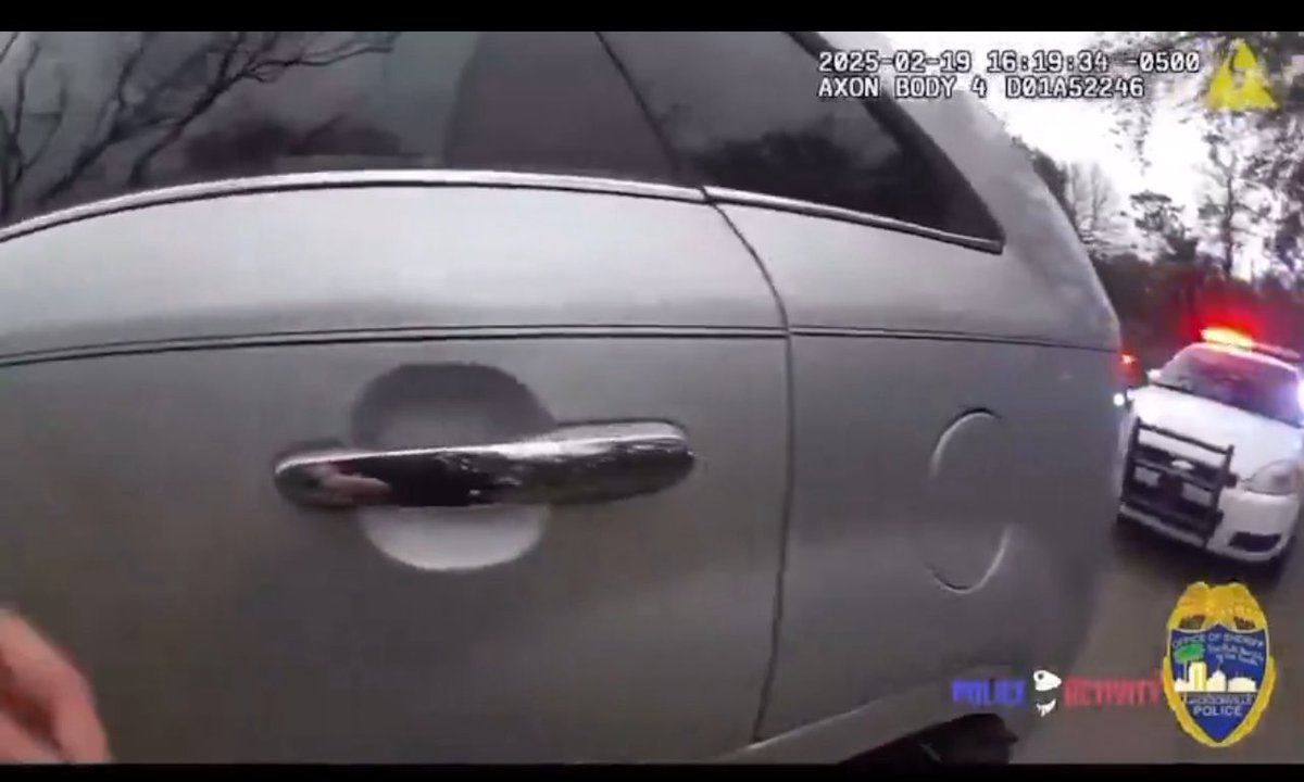 NikkiBarnesFL's tweet image. Yโall want us to believe this is about some lights not being on when BOTH cops that responded did so with NO GOT DAMN LIGHTS ON?