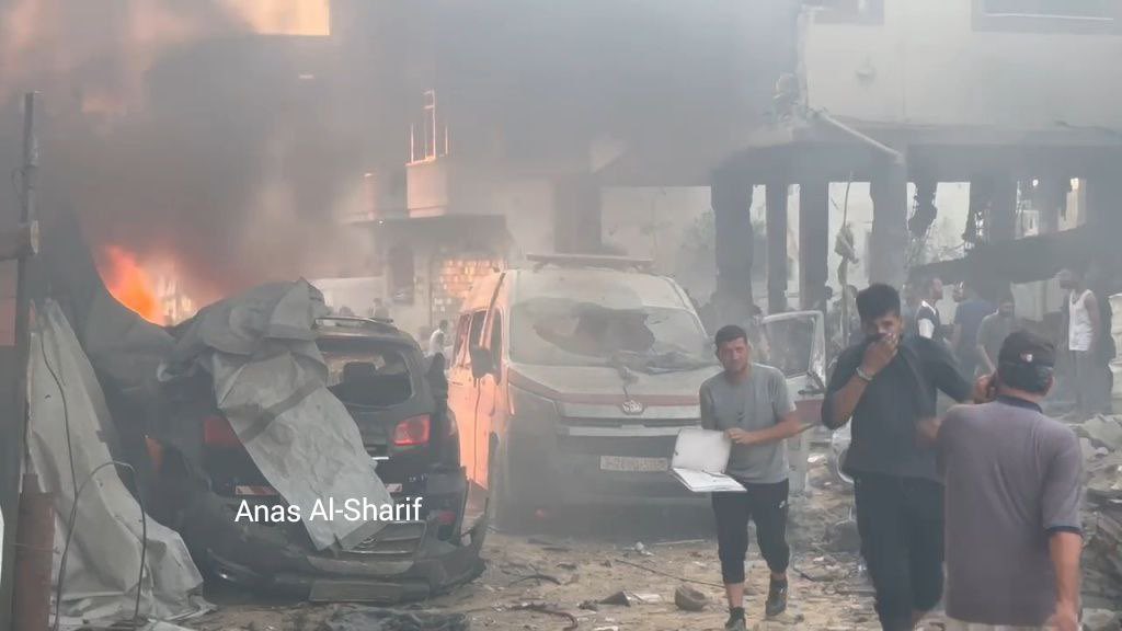 ZainAbbadi11's tweet image. 🚨 Journalist Anas Al-Sharif @AnasAlSharif0 :
10 martyrs, including 6 children and a paramedic, and dozens injured as a result of an “israeli” bombing targeting a house in the Intelligence area northwest of Gaza City.