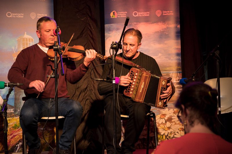 Ócáid stairiuil le déanaí nuair ar seoladh Teampall Geal na nDéise, an chéad bailiúchán de amhránaithe &amp; ceoltóirí áitiúla le breis is 25 bliain.

 <a href="/cfdeise/">Comhlucht Forbartha na nDéise</a> recently launched the first collection of local musicians &amp; singers in over 25 yrs. Handing tradition to next generation.