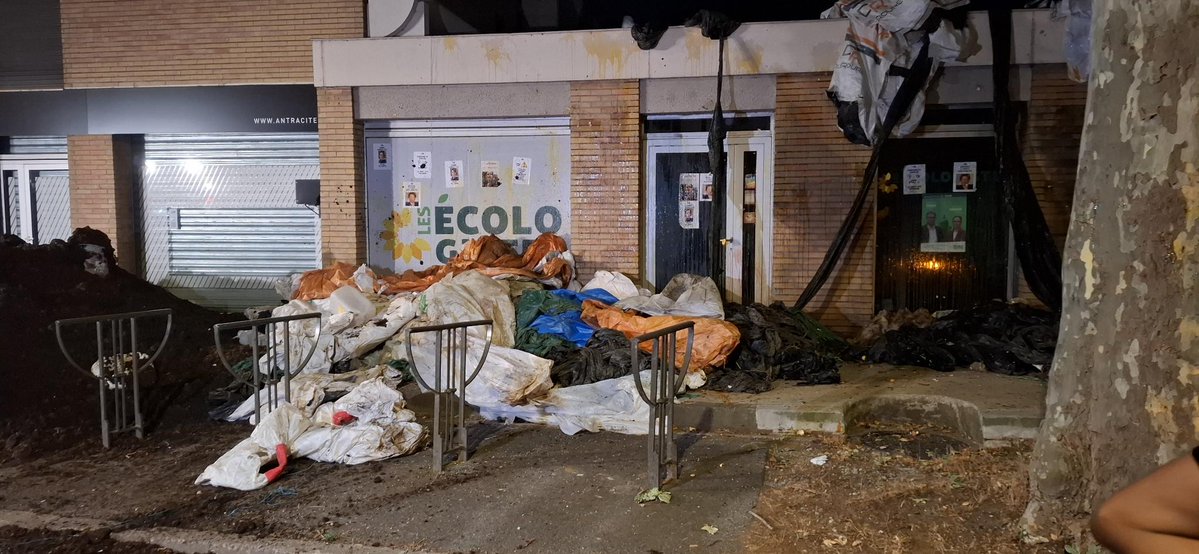 HeleneCabanes's tweet image. .@coordinationrur a déversé des détritus devant le local des Écologistes à #Toulouse Contrairement à ce que pensent certains agris les Écolos sont leurs alliés:
⛔opposés au traité de libre-échange
✔pour 1 métier rémunérateur, ✔pour la défense de la santé
⛔contre Loi #Duplomb
