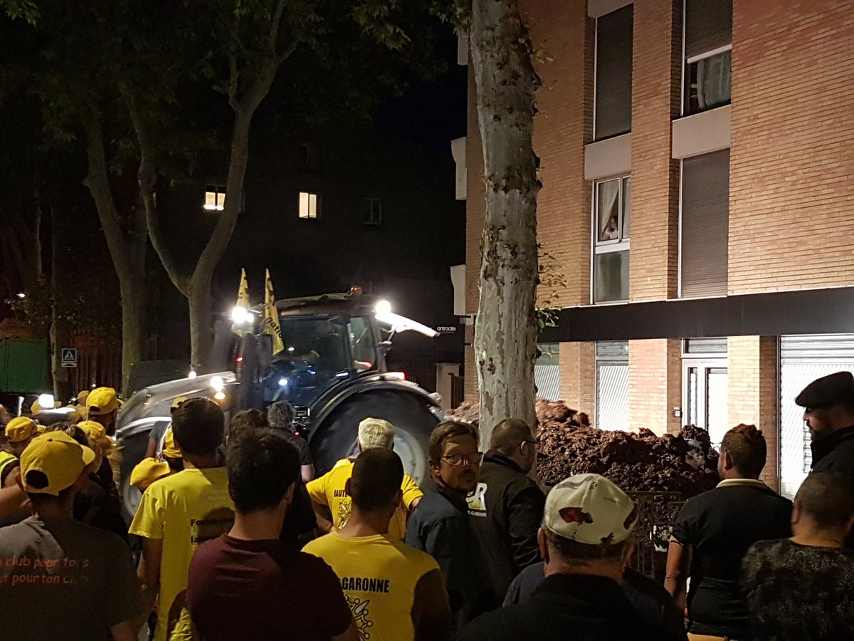 HeleneCabanes's tweet image. .@coordinationrur a déversé des détritus devant le local des Écologistes à #Toulouse Contrairement à ce que pensent certains agris les Écolos sont leurs alliés:
⛔opposés au traité de libre-échange
✔pour 1 métier rémunérateur, ✔pour la défense de la santé
⛔contre Loi #Duplomb