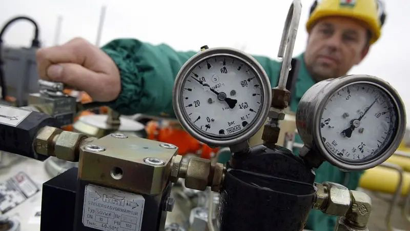 KShevchenkoReal's tweet image. ⚡⚡By 2027, Hungary, Serbia, Slovakia, and Russia plan to launch a new oil pipeline — delivering up to 5 million tons of Russian crude annually, bypassing EU sanctions and the #G7 price cap. Construction starts next year. In Budapest, it’s framed as “protecting families from…