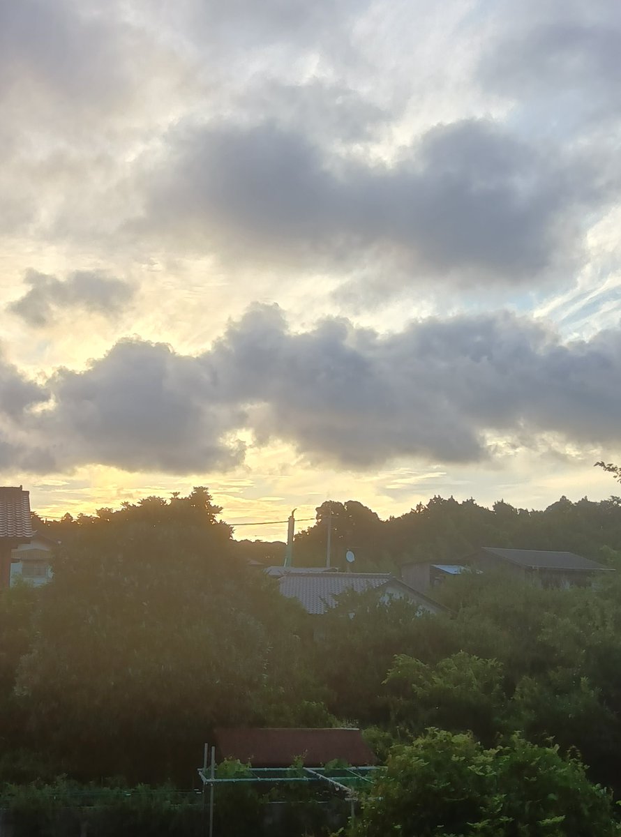 yxZ9ehSI2f1b1vY's tweet image. このいまの
のうめんしゃかいで
なみだはきしょうに
おもわれました
ひまわりが
ひまわりであるために
きいろをさきほこり
ほおじろがほおじろで
あるために
うたをうたうの
ですから
ひとはひとで
あるためになにを
せねばならぬので
しょうか
にんげんはにんげんで
あるためになにをすれば
#詩
#雲