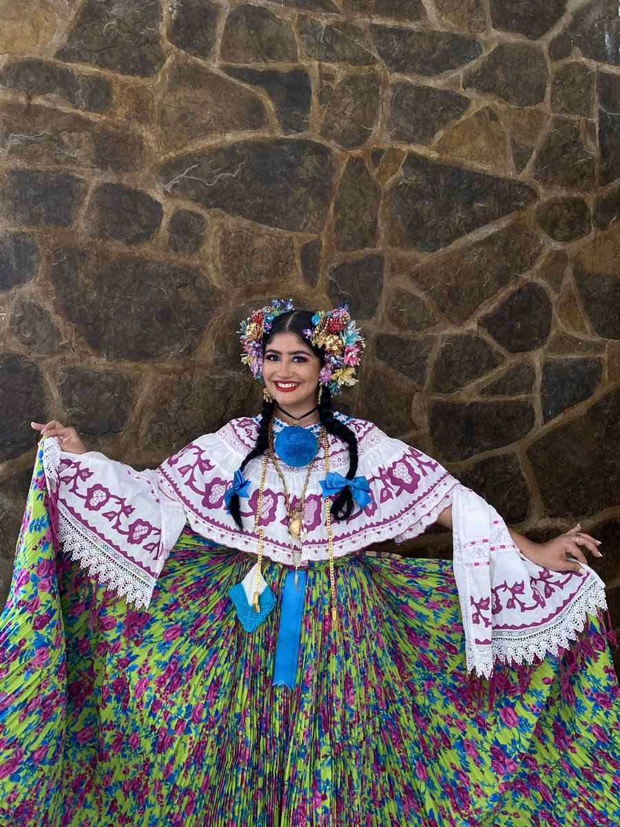 kaitleinpmd's tweet image. No me pidas que cambie mi vestuario por gasas ni por sedas. 

Ninguna panameña cambiaría por nada su pollera. 

¡Día nacional de la pollera panameña! 🇵🇦❤️