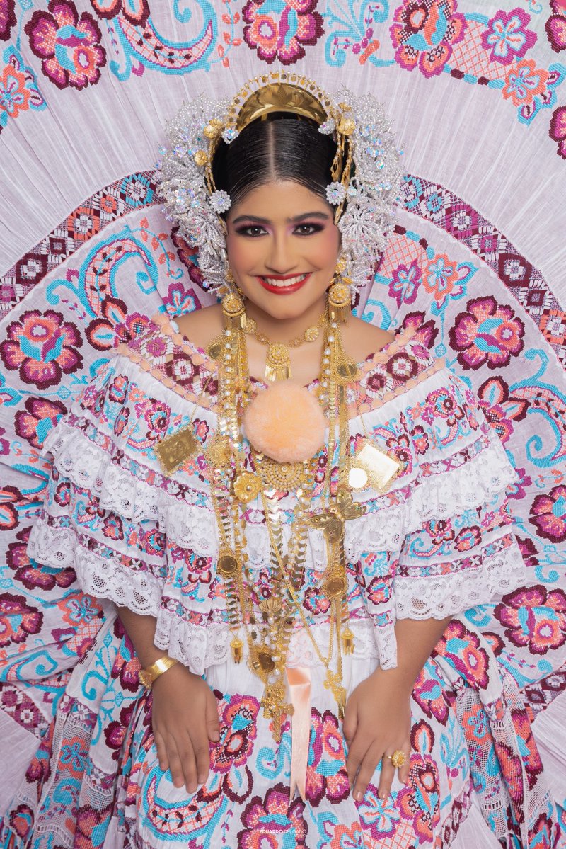 kaitleinpmd's tweet image. No me pidas que cambie mi vestuario por gasas ni por sedas. 

Ninguna panameña cambiaría por nada su pollera. 

¡Día nacional de la pollera panameña! 🇵🇦❤️