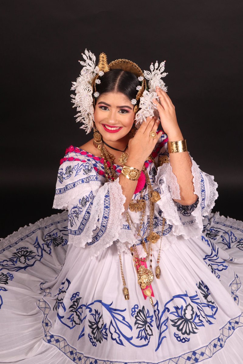 kaitleinpmd's tweet image. No me pidas que cambie mi vestuario por gasas ni por sedas. 

Ninguna panameña cambiaría por nada su pollera. 

¡Día nacional de la pollera panameña! 🇵🇦❤️