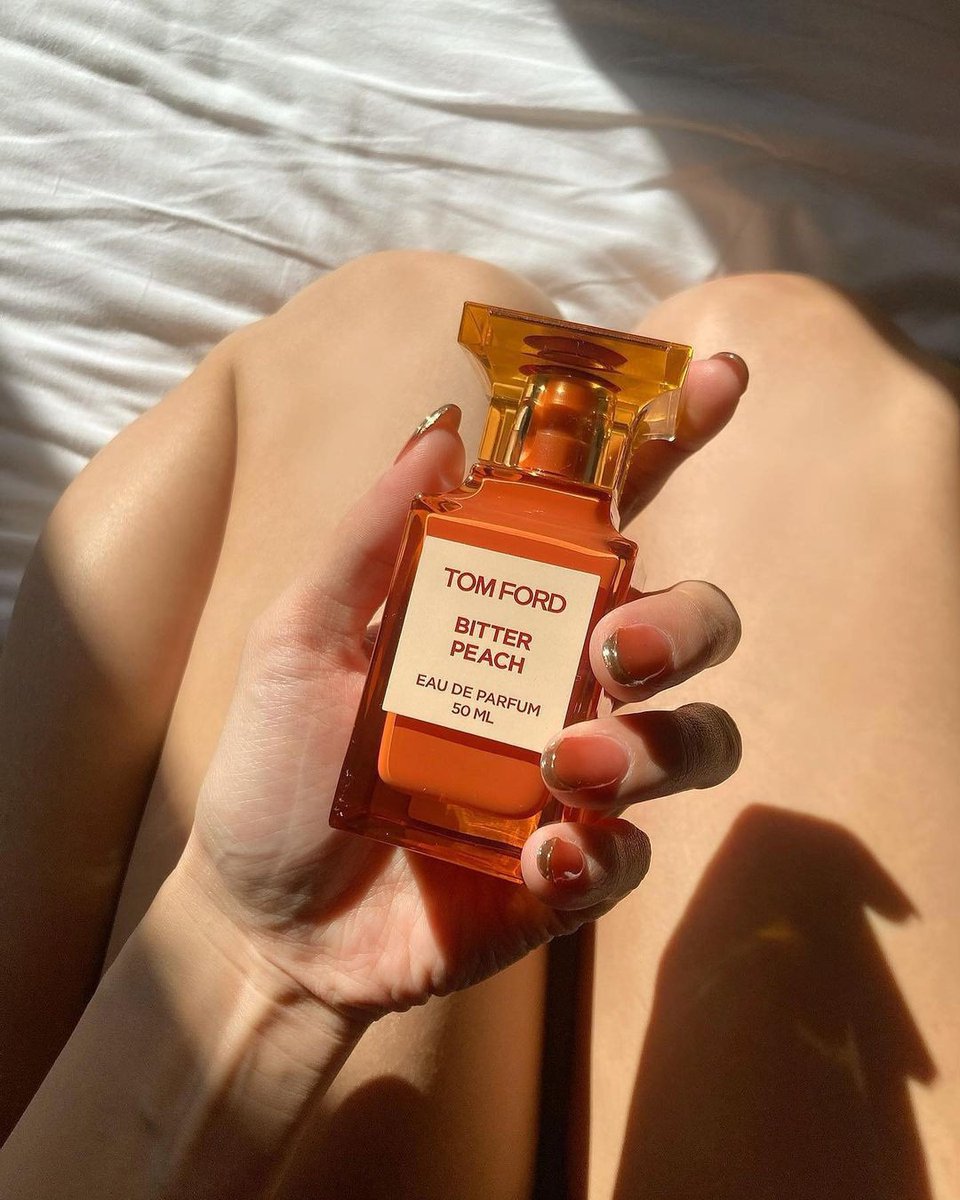 Italian Summer vibes con Bitter Peach de Tom Ford.🌴 

Una mezcla de durazno de vid y aceite de naranja siciliana que envuelve con dulzura y se eleva con un toque lujoso y especiado gracias al aceite de cardamomo. ✨🍑🍊