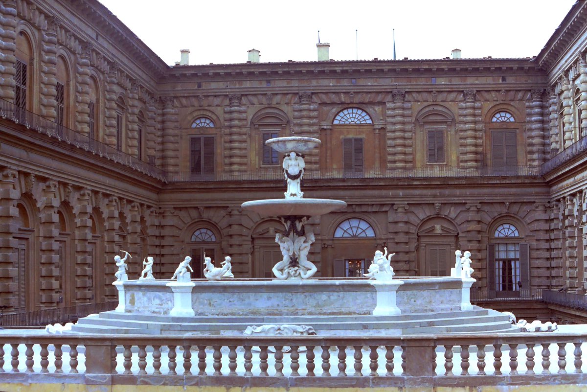 LibertyMomm's tweet image. Palazzo Pitti (1460s): Designed by Filippo Brunelleschi, Firenze, Italia.
Wonderful example of rustication in architecture.
The massive, rugged blocks create a sense of strength and stability, which are meant to convey power and permanence.
