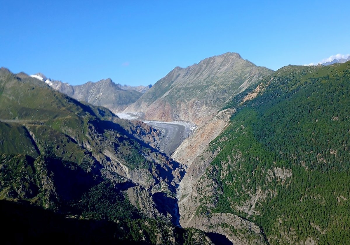 subfossilguy's tweet image. The tongue of the largest glacier in the Alps from Belalp tonight (6:20 pm)! 😍
Anytime soon the front will not be visible anymore from this famous belvedere... 😰
🙏 @ABettmeralp for today's pic and comparison!