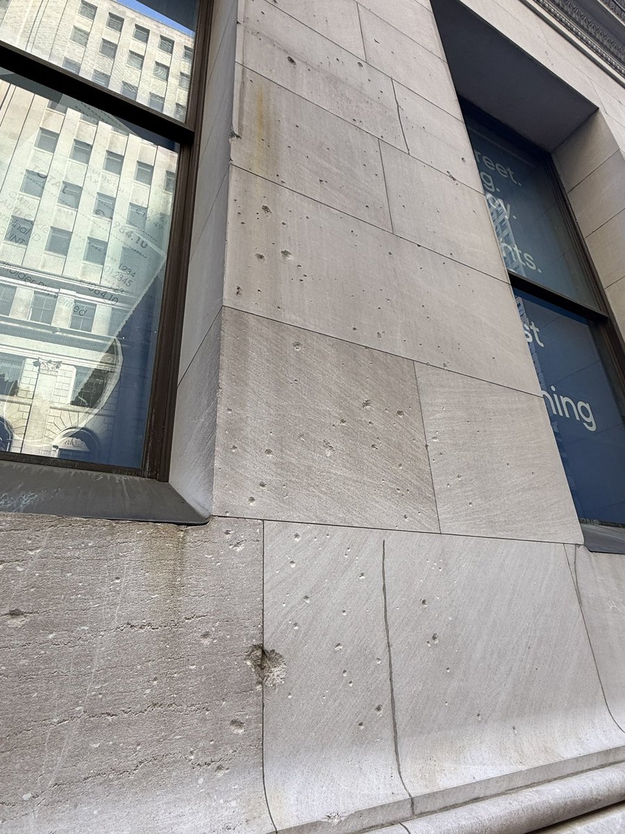 NickyFrank30's tweet image. True New Yorkers know why these scars are on the side of JP Morgan’s former HQ on Wall Street