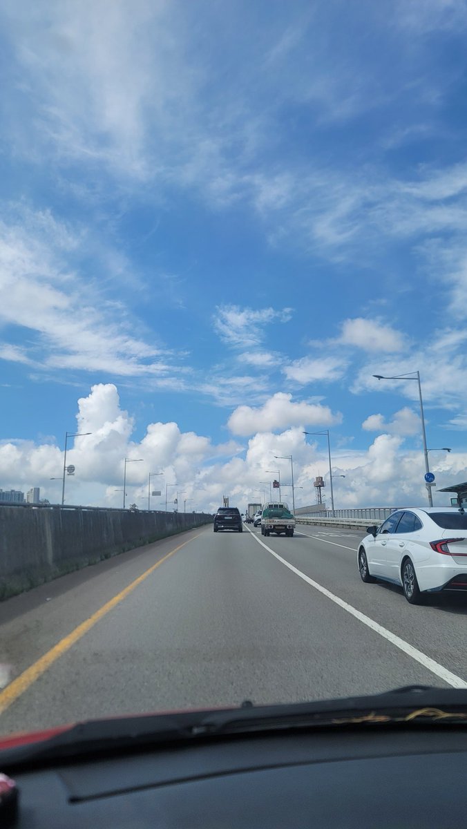 오늘도 구름이 한없이 예뻣다