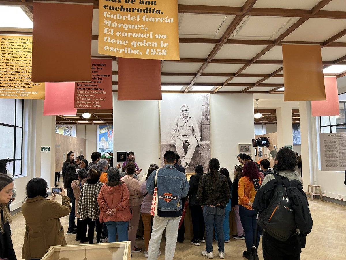 FestivalGabo's tweet image. ¡Arrancó la semana del #FestivalGabo! 📚✨
Los participantes del club de lectura de la Biblioteca Pública Las Ferias se embarcaron en un viaje fascinante por ‘Cien años de soledad’. Hoy, la experiencia continúa con un recorrido por la exposición ‘Todo se sabe: el cuento de la…