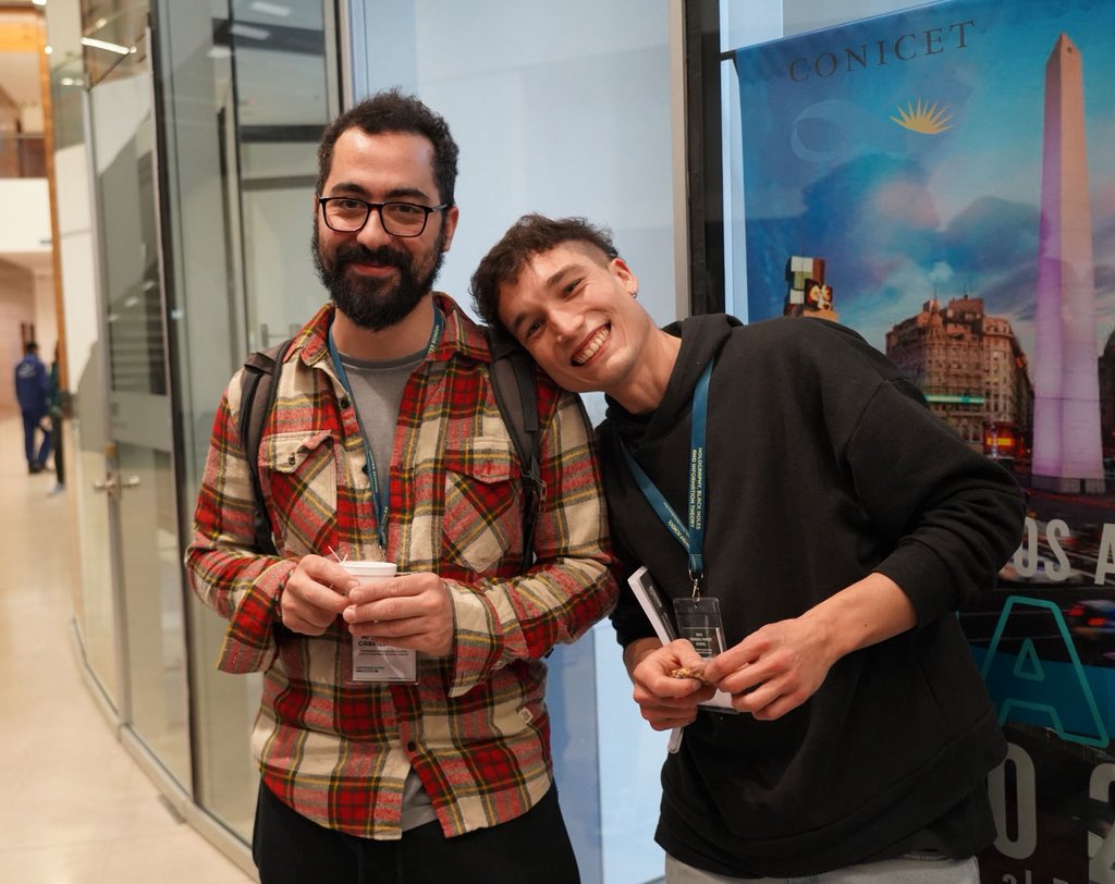 Exactas_UBA's tweet image. 🧑🔬💥 Ayer arrancó la XXVII Escuela de Invierno #Giambiagi. Este año está dedicada a Holografía, agujeros negros y teoría de la información.
🎙️ Hoy Juan Martín Maldacena y @joseedelstein dieron una charla abierta. Seguinos que durante toda la semana te vamos a estar contando…
