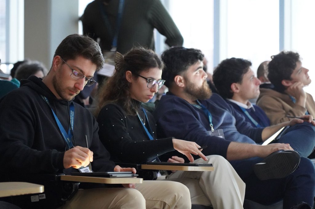 Exactas_UBA's tweet image. 🧑🔬💥 Ayer arrancó la XXVII Escuela de Invierno #Giambiagi. Este año está dedicada a Holografía, agujeros negros y teoría de la información.
🎙️ Hoy Juan Martín Maldacena y @joseedelstein dieron una charla abierta. Seguinos que durante toda la semana te vamos a estar contando…