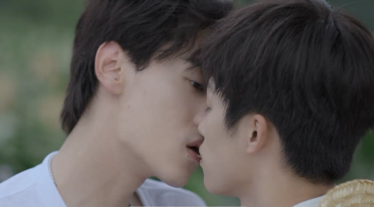 xngziyu's tweet photo. ily when cc kisses ww with his eyes open. https://t.co/VfMsFHL0c0
